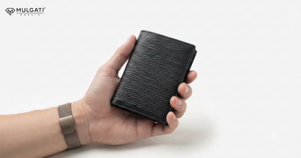 Ví da nam dáng đứng thiết kế gọn gàng, phù hợp với người yêu thích phong cách hiện đại