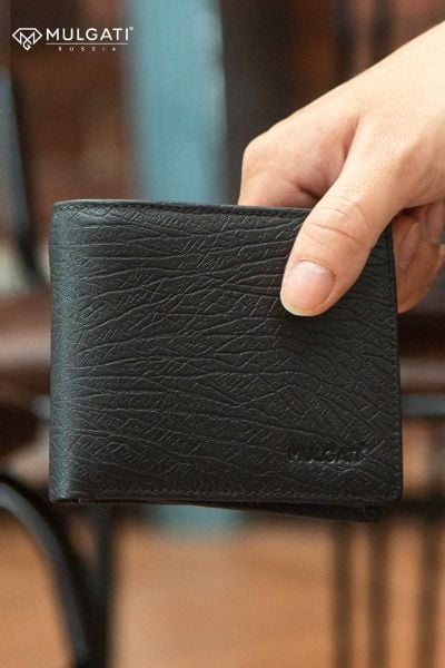 Bề mặt ví da nam bị khô cứng và nứt do bảo quản sai cách