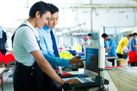 NHÂN VIÊN SẢN XUẤT NHÀ MÁY