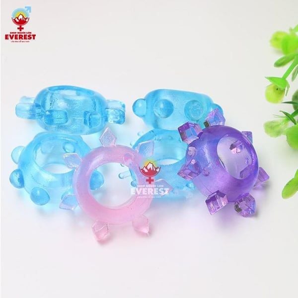Vòng đeo silicon là dụng cụ hỗ trợ tình dục dạng vòng tròn, làm từ silicon y tế, giúp cản trở dòng máu tĩnh mạch và duy trì sự cương cứng, đồng thời giảm độ nhạy cảm để kiểm soát xuất tinh sớm hiệu quả