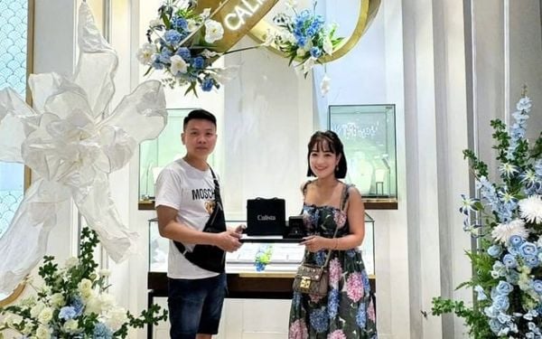 Khách hàng đang nhận tư vấn trang sức cao cấp tại showroom Calista Hải Phòng