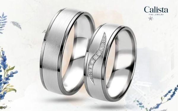 Cận cảnh nhẫn cầu hôn vàng trắng 18K Calista đính kim cương tự nhiên trên tay khách hàng