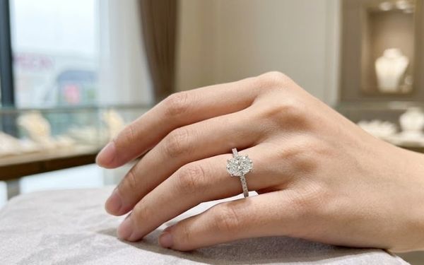 Nhẫn cầu hôn kim cương giác cắt Oval giúp tôn lên đôi tay thon dài của phái đẹp