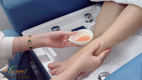 Tẩy tế bào chết chân: Làm đúng cách để sạch sâu mà không gây rát?