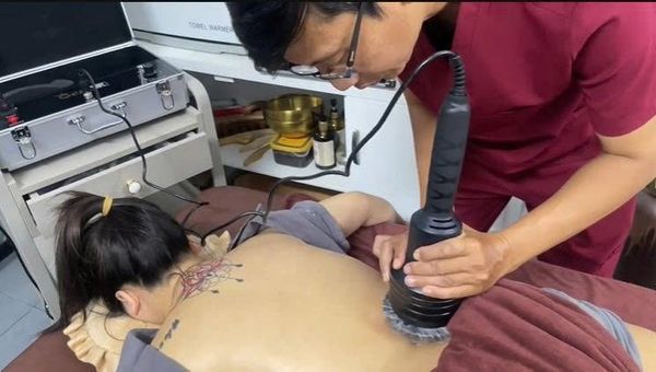 Đau lưng do ngồi lâu và áp lực kéo dài: Gợi ý liệu trình AquaMoxa Thông Kinh Dưỡng Sinh cho spa