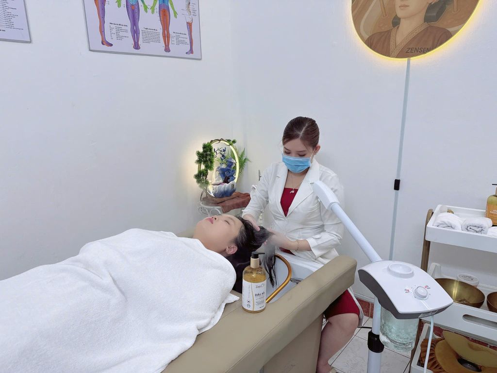 Bước xả tóc trong Gội đầu dưỡng sinh: Điểm chạm nhỏ giúp khách cảm nhận dịch vụ “đã” hơn