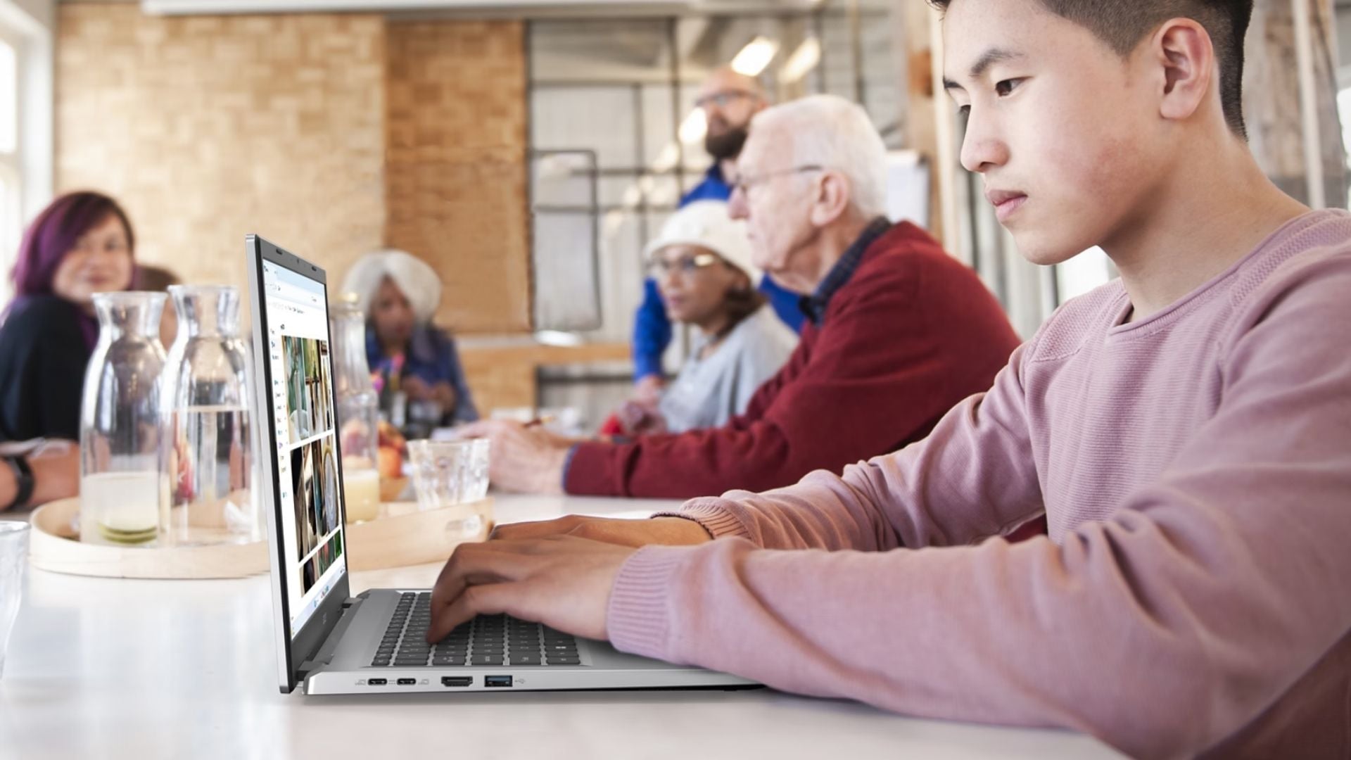 Laptop Acer Aspire Go AG15-72P-35X9 - Kết nối toàn diện