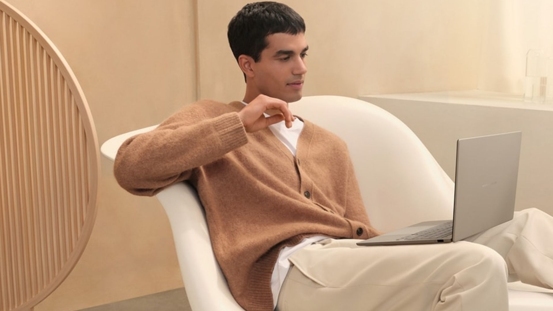 ASUS Zenbook A14 UX3407QA-QD299WS – Thời lượng pin lên đến 32 giờ