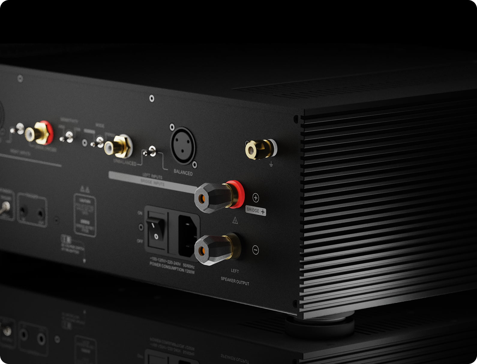 Cận cảnh cọc loa và công tắc thiết lập mặt sau AMP-F8