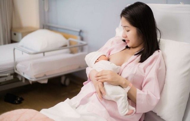 TOP 15 Mẹo dân gian giúp mẹ nhiều sữa sau sinh hiệu quả & an toàn