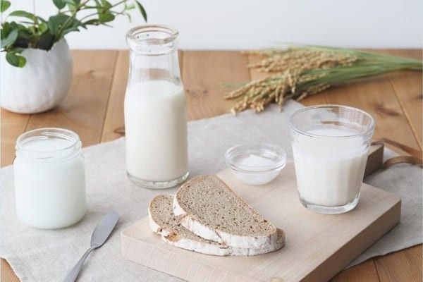 Sữa tươi nguyên kem là gì? Lợi ích, cách dùng & lưu ý cho mẹ và bé