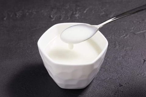 Váng sữa là gì? Lợi ích, tác hại và cách cho bé ăn váng sữa đúng chuẩn