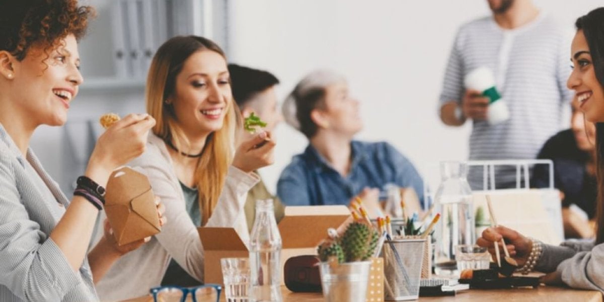 Cách thức uống trà trong công sở: Lựa chọn, chuẩn bị và tạo không gian trà thư giãn