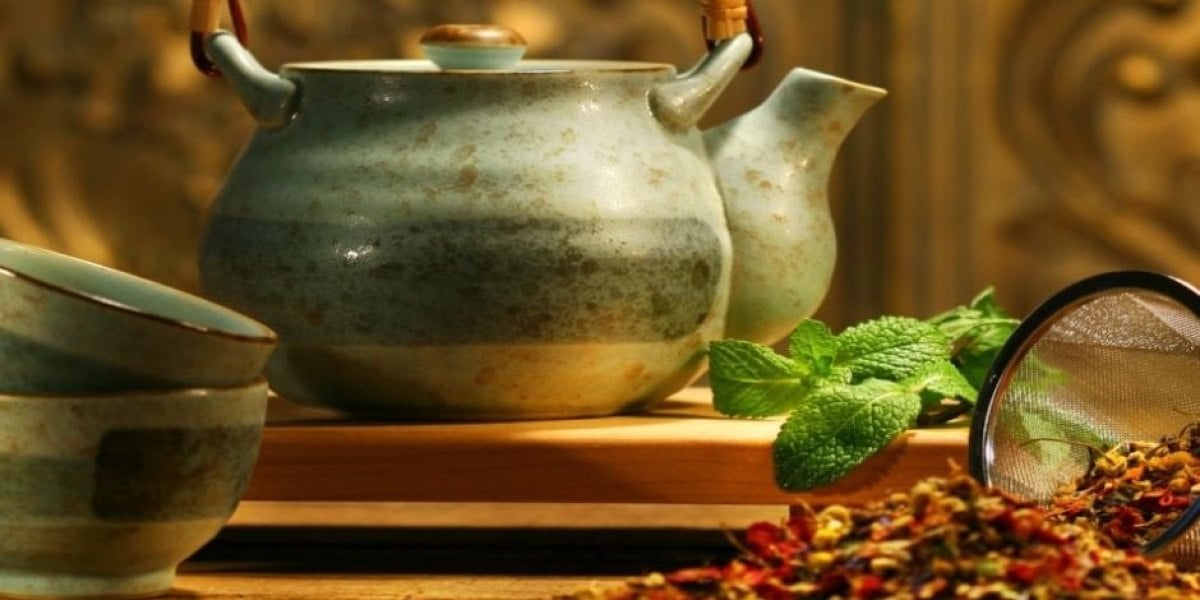 Nét đẹp trong phép mời trà của người Việt: cách rót, thứ tự mời, nhận chén và ứng xử bên bàn trà với người lớn