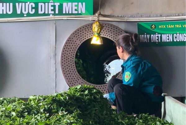 [Hình ảnh: Nghệ nhân&nbsp;thực hiện công đoạn diệt men ốp chè]