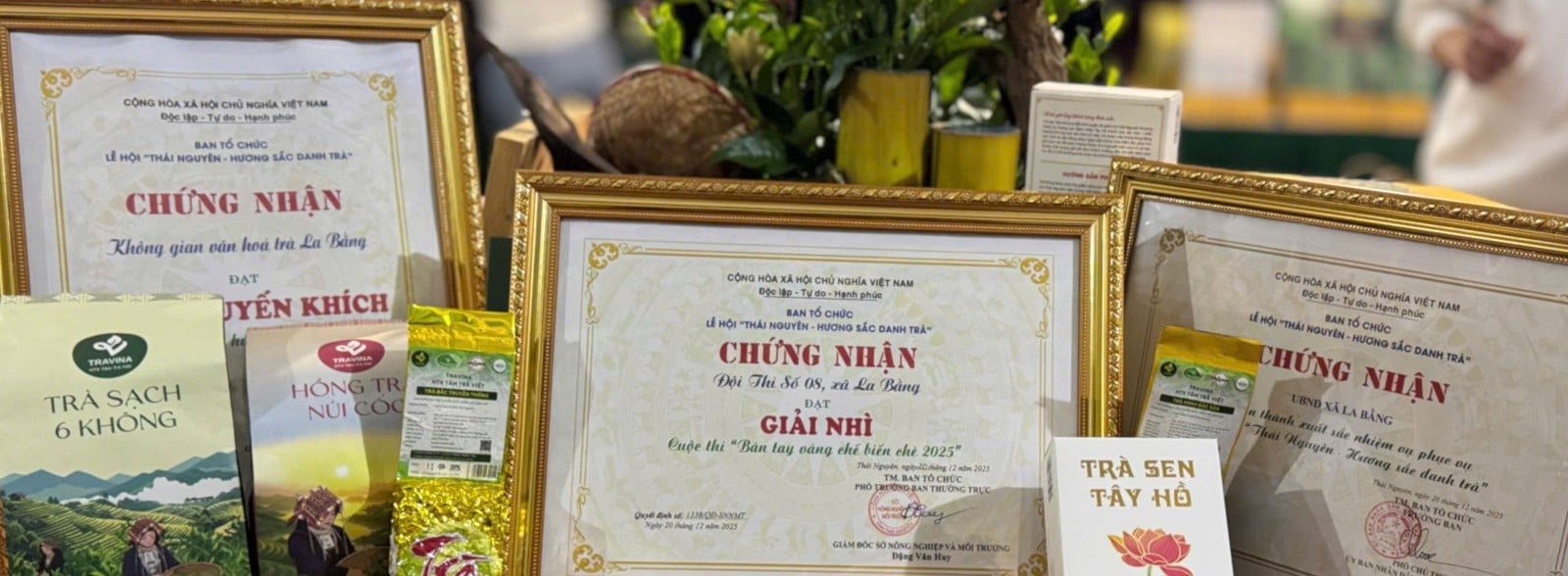 Ba chứng nhận tại lễ hội Thái Nguyên Hương sắc danh trà 2025: Giải Nhì Bàn tay vàng chế biến chè và giải Khuyến khích Không gian văn hoá trà La Bằng