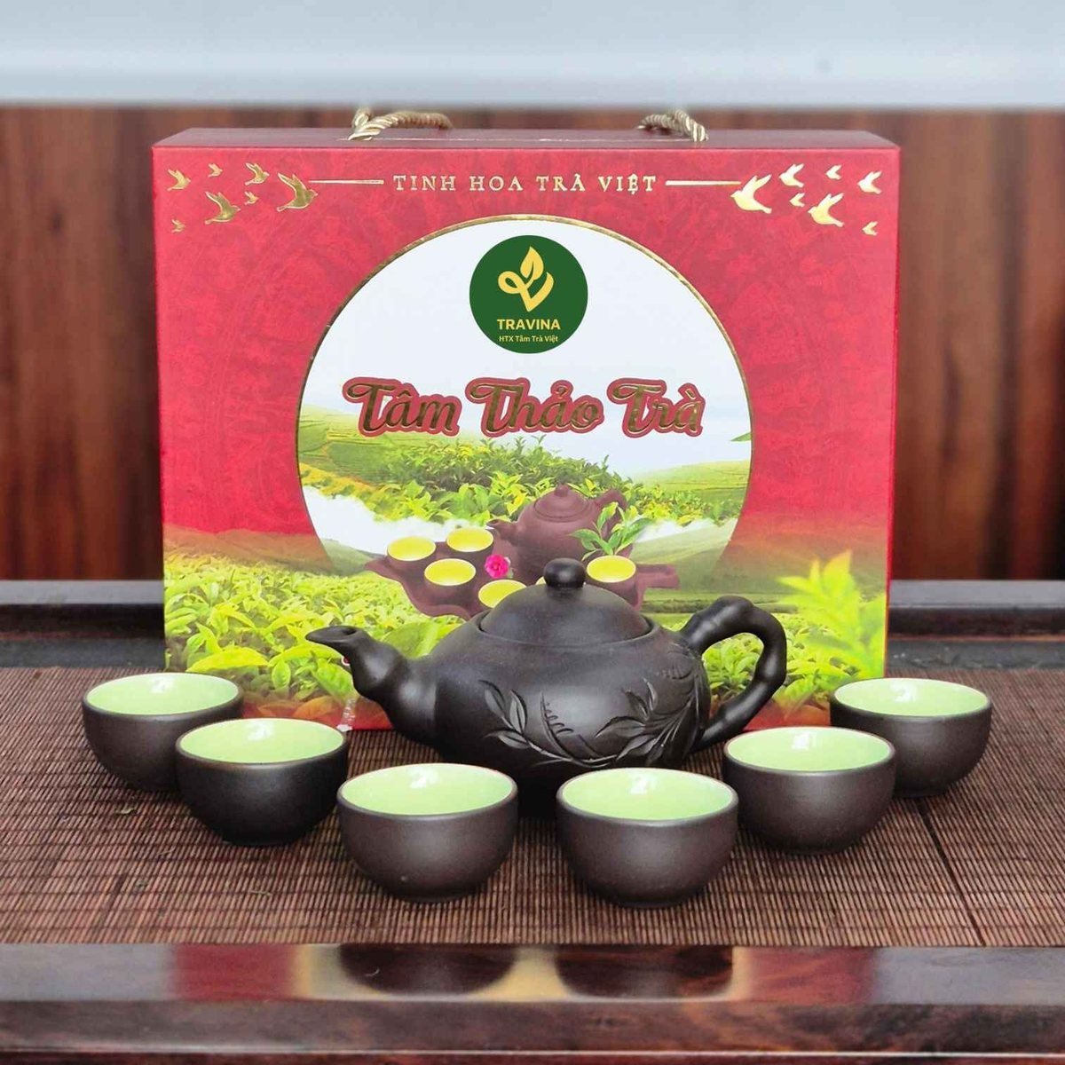 Bộ ấm chén tử sa Bát Tràng đặt cạnh hộp quà trà của HTX Tâm Trà Việt