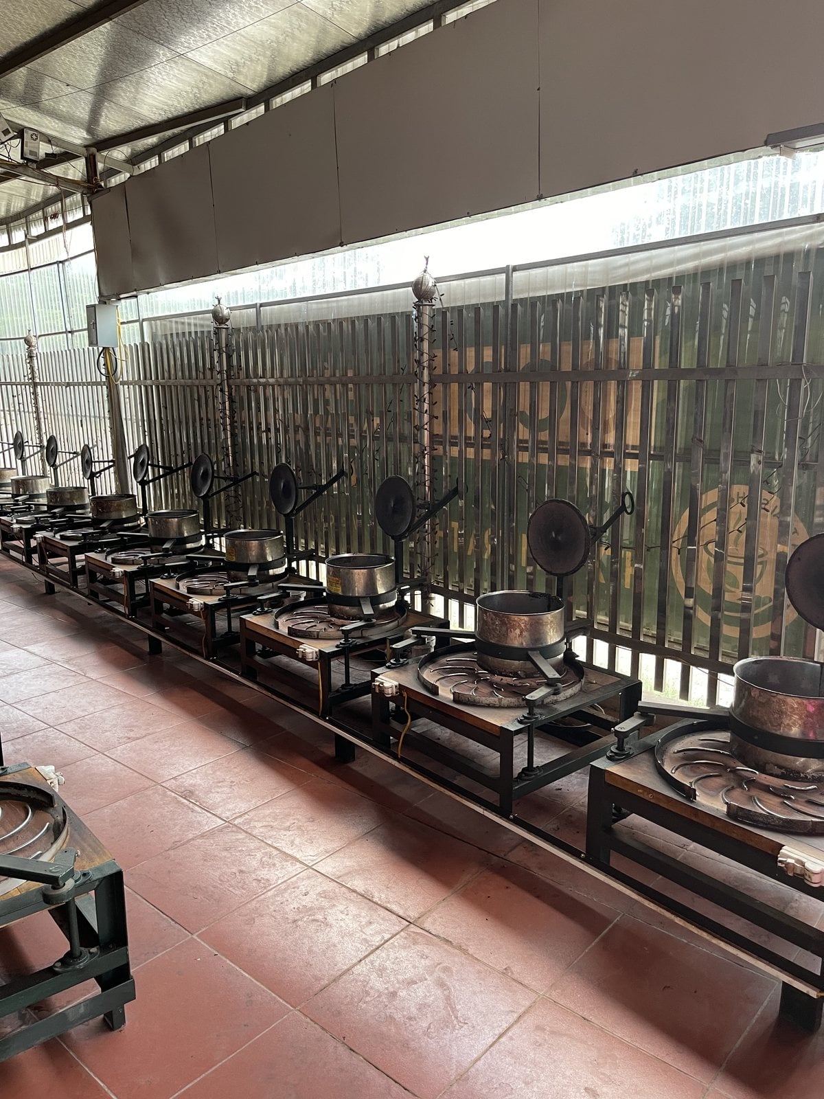 Dãy chảo sao chè trong xưởng chế biến trà Thuận Trà Thái Nguyên