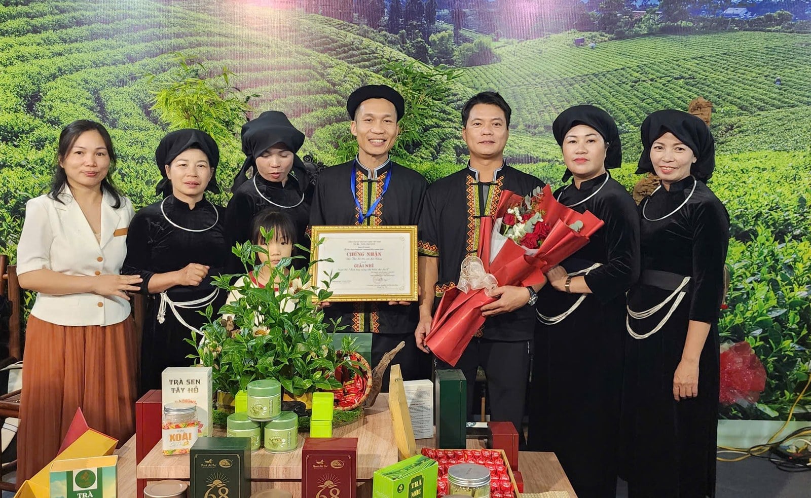 Đội nghệ nhân HTX Tâm Trà Việt đại diện xã La Bằng nhận chứng nhận Giải Nhì cuộc thi Bàn tay vàng chế biến chè 2025