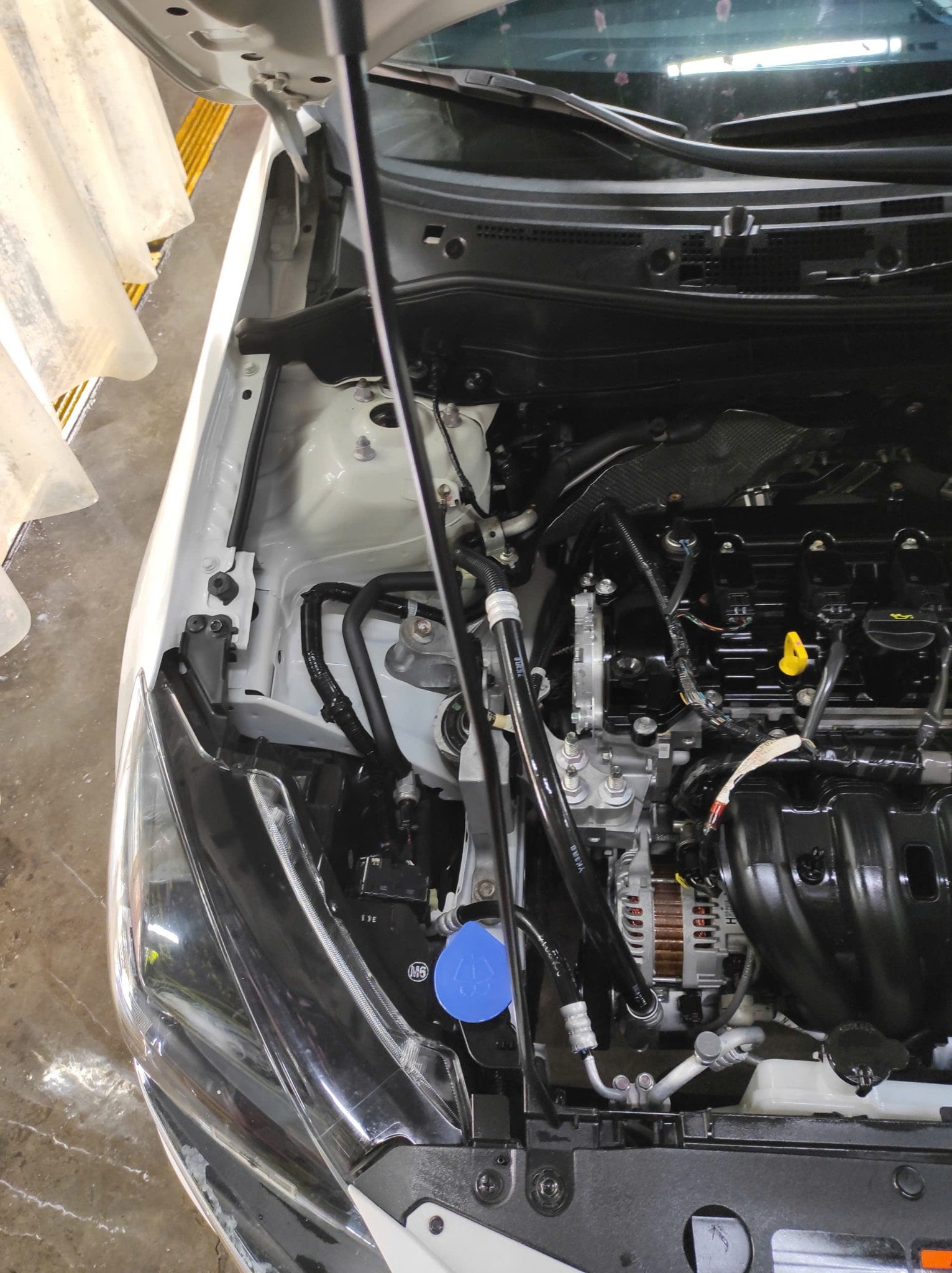 Vệ Sinh Khoang Máy Ô Tô - Giải Pháp Giúp Xe Vận Hành Ổn Định Tại CarCare Saigon