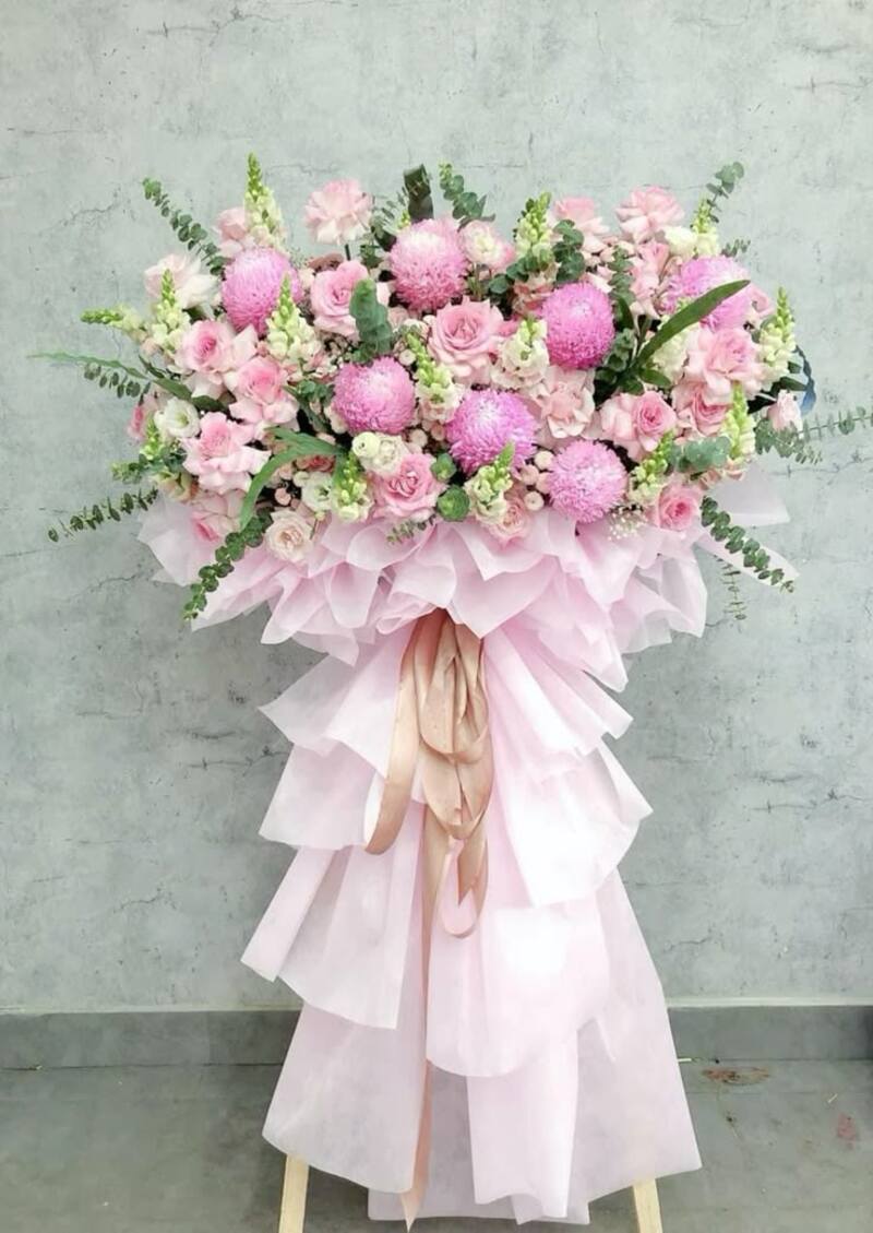 Lẵng hoa tạo cảm giác nổi bật, thể hiện sự đầu tư chỉn chu của người tặng