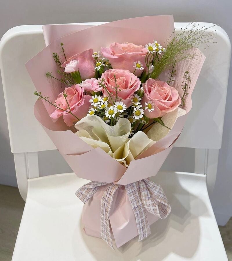 Bó hoa hồng phấn 5 bông tượng trưng cho sự kính trọng, lòng biết ơn gửi đến cô giáo