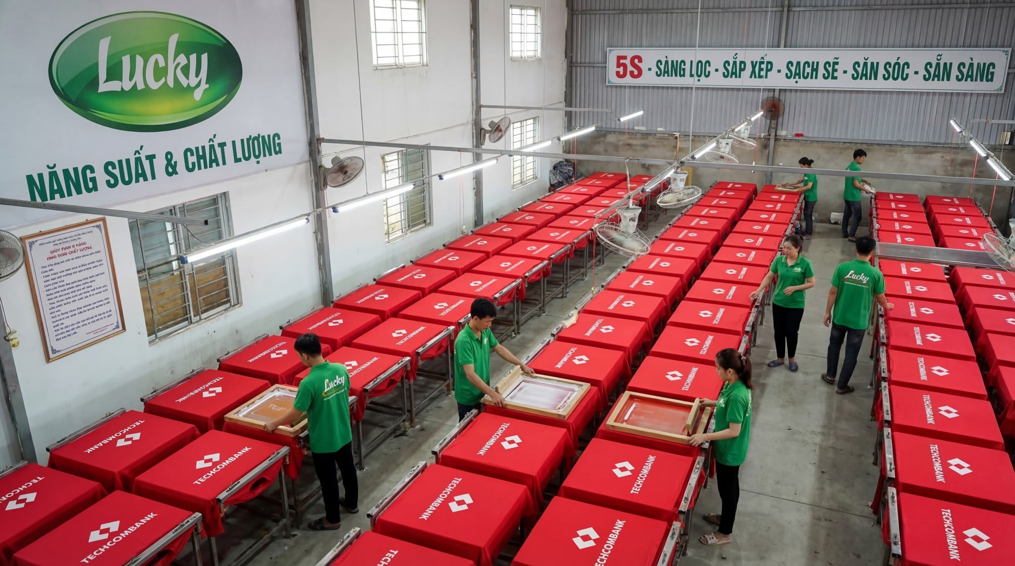 XƯỞNG IN ÁO MƯA LUCKY – IN SẮC NÉT, NỔI BẬT THƯƠNG HIỆU