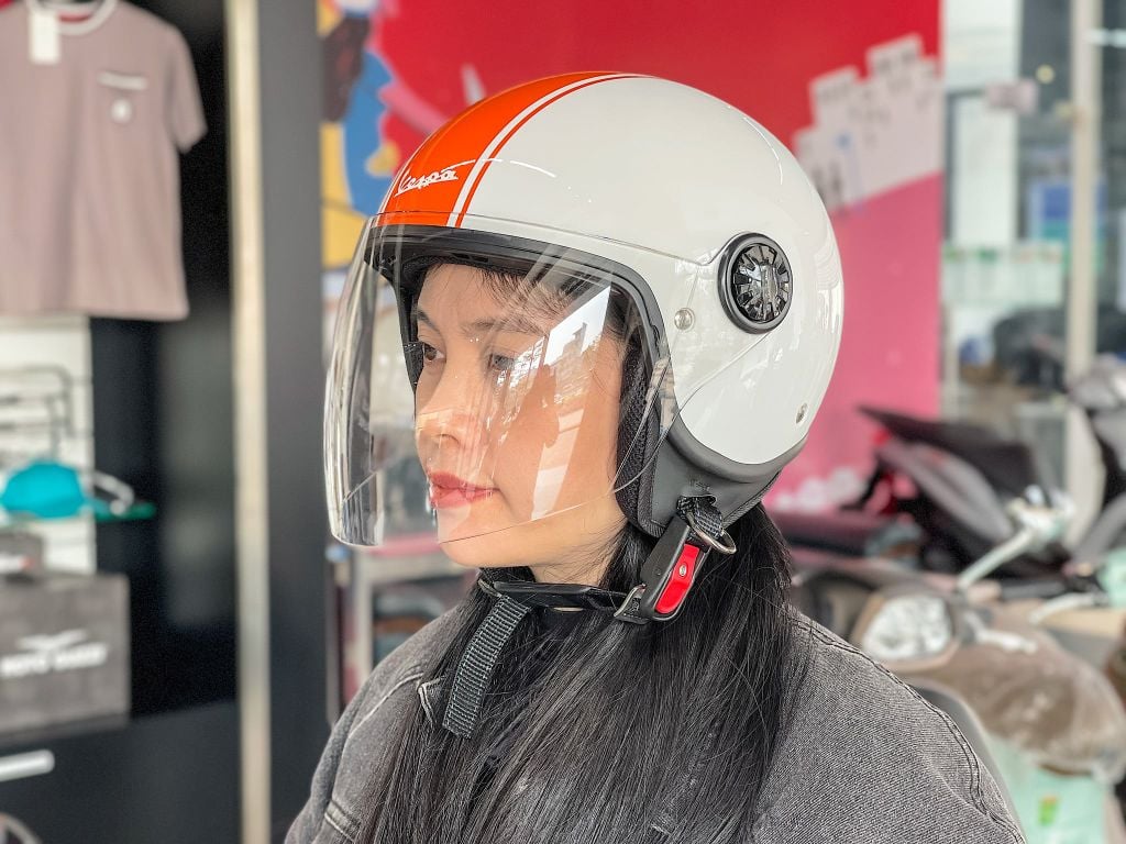 Hình Ảnh Thực Tế&nbsp;Mũ Bảo Hiểm 3/4 Vespa QCVN tại FMG Mobility | Motoplex Hanoi