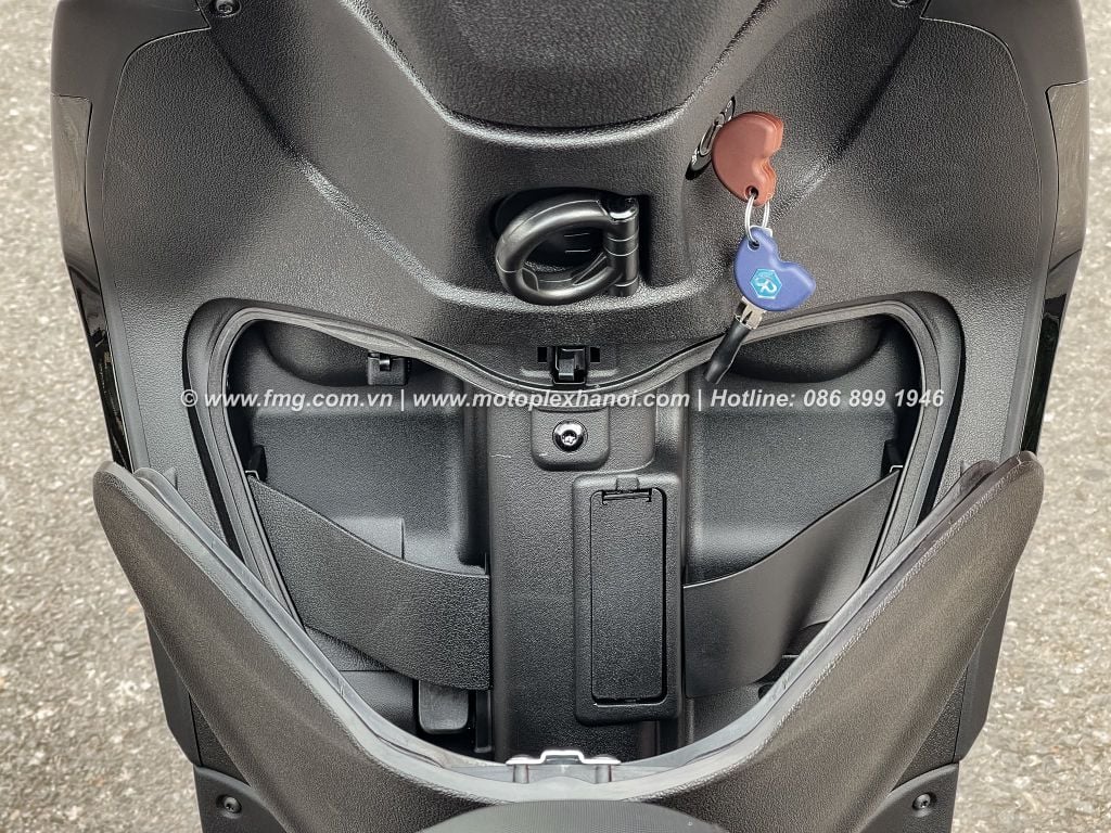 Sạc điện thoại và hộc để đồ được bố trí phía trong cốp trước trên Piaggio Liberty