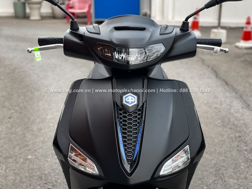 Cà vạt xe thiết kế tổ ong và sơn đen nhám với logo Piaggio nổi bật ở yếm trước