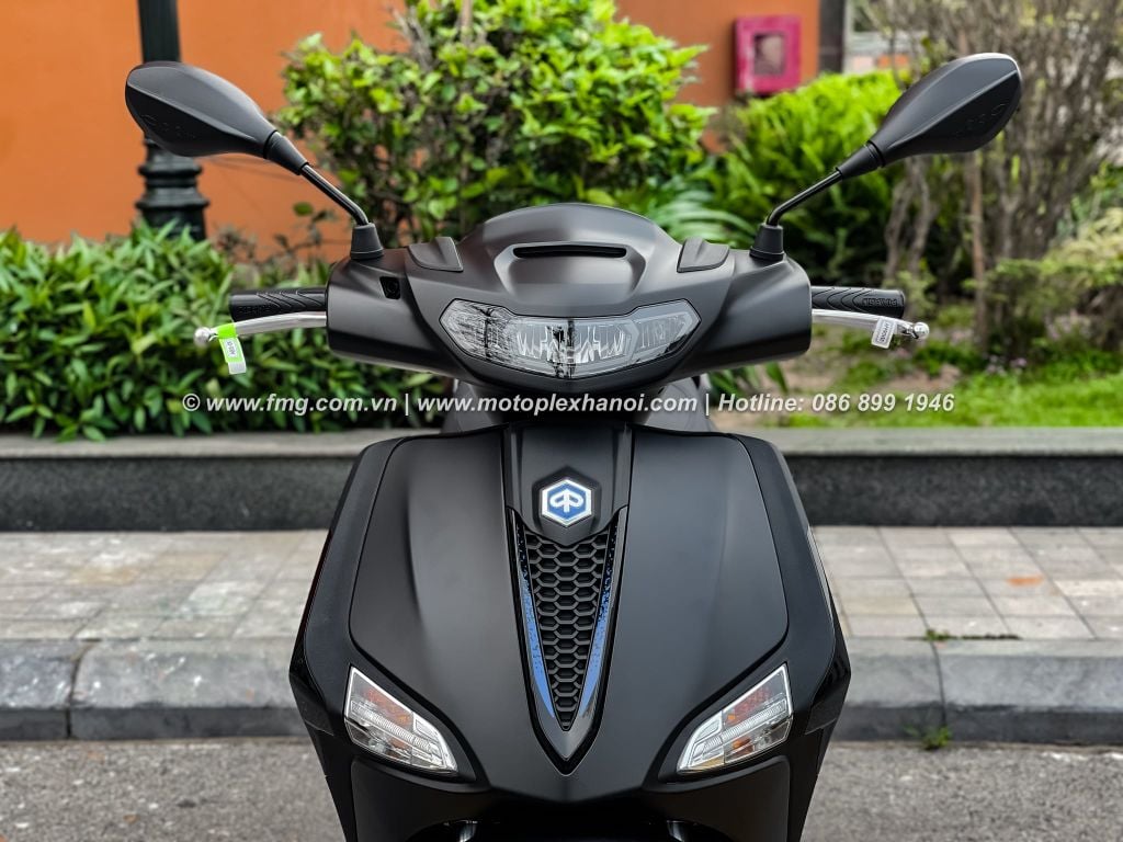 Cụm đèn LED ngang 3 khoang, trong đó khoang chính giữa là đèn chiếu gần và 2 khoang 2 bên là đèn chiếu xa