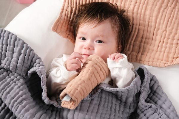 VẢI KHÔNG CHỈ LÀ VẢI – KHI HÓA CHẤT ÂM THẦM TIẾP XÚC VỚI DA BÉ