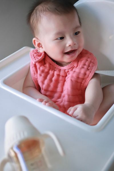 YẾM VUÔNG VẢI BÔNG 9 LỚP: GIẢI PHÁP VÀNG BẢO VỆ VÙNG DA CỔ NHẠY CẢM CỦA BÉ