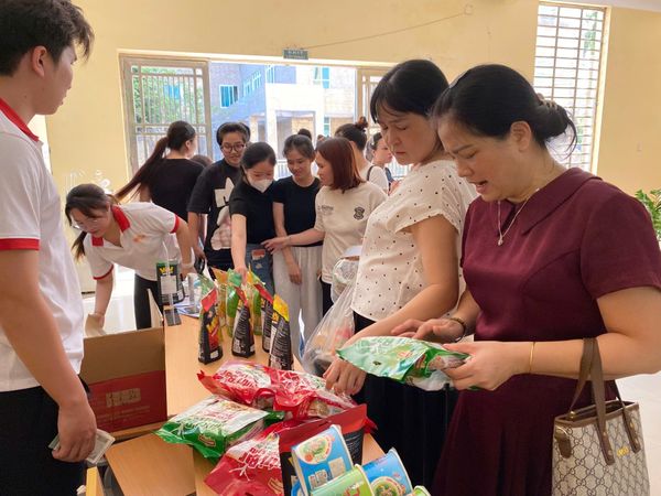 Các giáo viên trường ĐH Điều dưỡng mua sản phẩm của MD Food