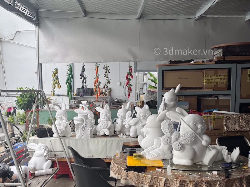 Loạt mô hình linh vật in 3D FDM chờ công đoạn sơn hoàn thiện tại xưởng