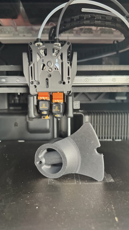 Chi tiết dạng phễu in 3D PA12-CF trên máy in 3D FDM
