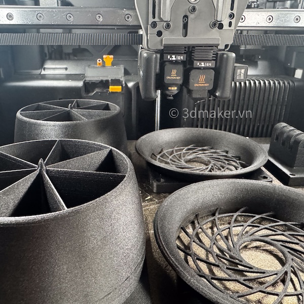 Cận cảnh cánh quạt và ống dẫn gió in 3D PA12-CF trên bàn in máy in 3D FDM