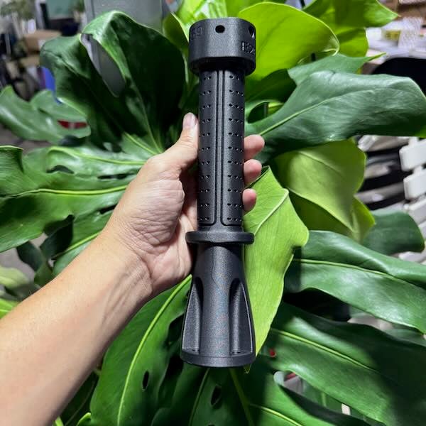 In 3D Theo Yêu Cầu Bình Tân | Chọn Công Nghệ, Giá, File - 3DMaker Chi tiết tay cầm công cụ in 3D nhựa kỹ thuật gia cường sợi carbon so sánh kích thước trên tay