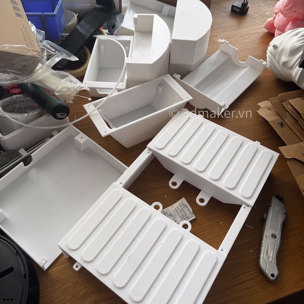 Bộ chi tiết vỏ máy in 3D FDM chờ lắp ráp và hoàn thiện