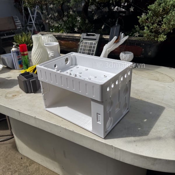 Vỏ hộp thiết bị điện tử gia công bằng in 3D FDM có khe tản nhiệt và lỗ bắt vít
