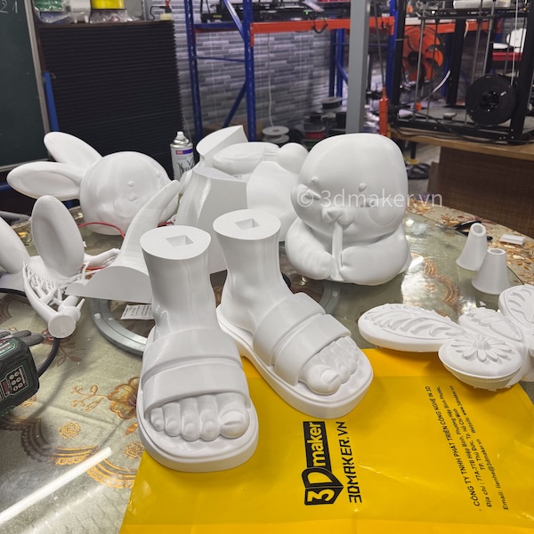 Các chi tiết mô hình in 3D chờ lắp ráp tại xưởng 3DMaker