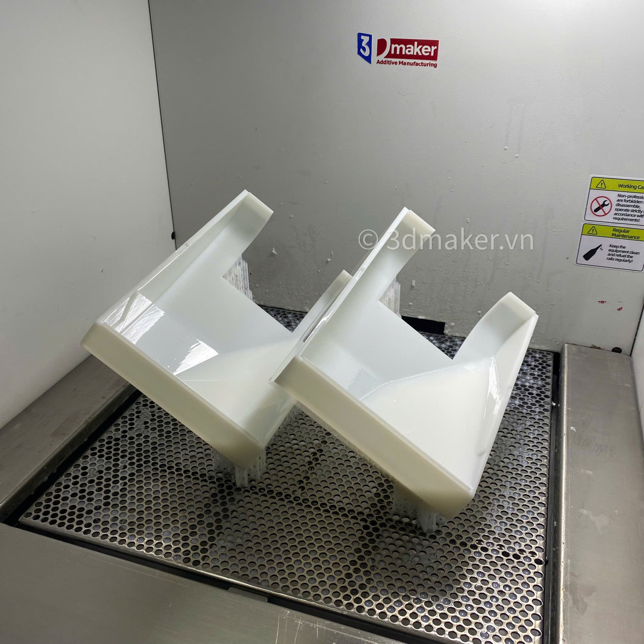 Dịch vụ in 3D Resin SLA — chi tiết vỏ lớn bề mặt bóng tại xưởng 3DMaker TPHCM