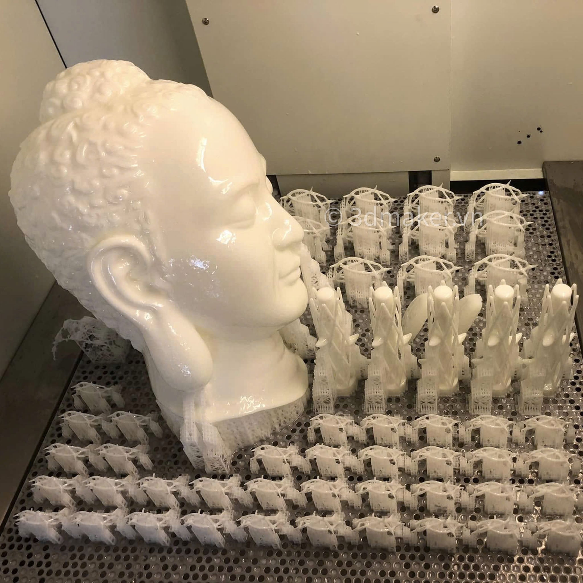 Một mẻ in 3D Resin SLA gồm chi tiết khổ lớn và hàng chục chi tiết nhỏ tại xưởng 3DMaker