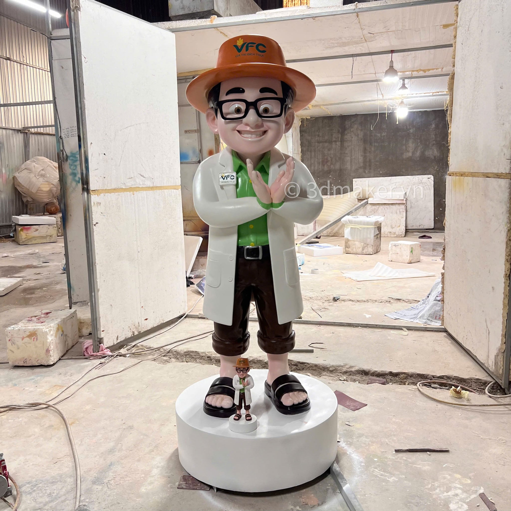 Mô hình linh vật cao 2m in 3D đặt cạnh bản mockup thu nhỏ của chính nó tại xưởng 3DMaker
