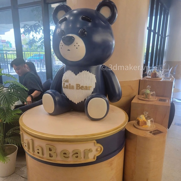 Mô hình gấu thương hiệu in 3D lắp đặt tại quán cà phê