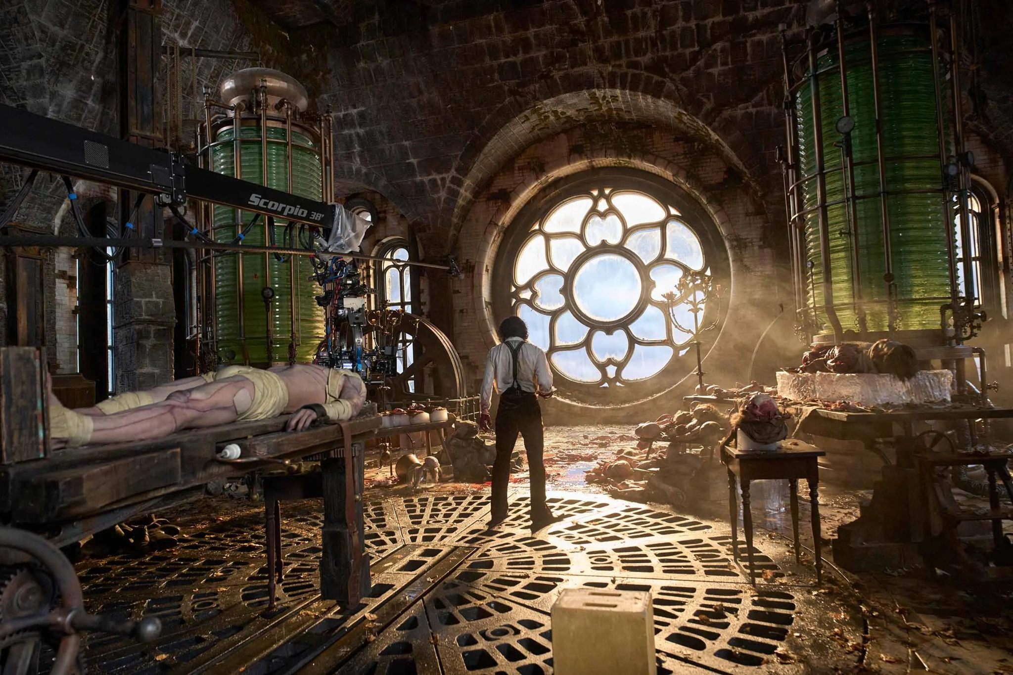 Giải Mã Frankenstein (2025) Qua Lớp Vải: Một Góc Nhìn Thời Trang