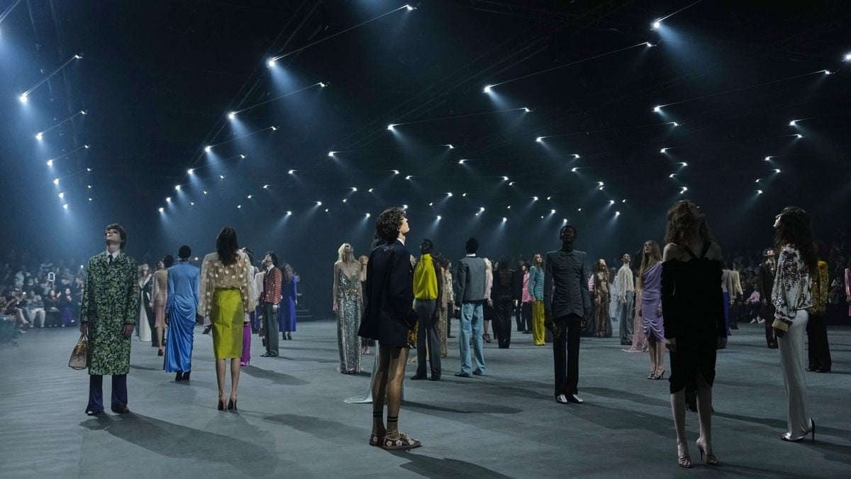 Valentino SS26 Fireflies: Đom đóm lạc giữa giấc mơ haute couture