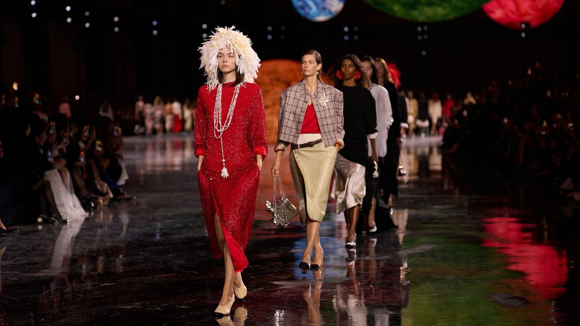 Chanel SS26: Matthieu Blazy và chương đối thoại mới về vẻ đẹp nữ quyền