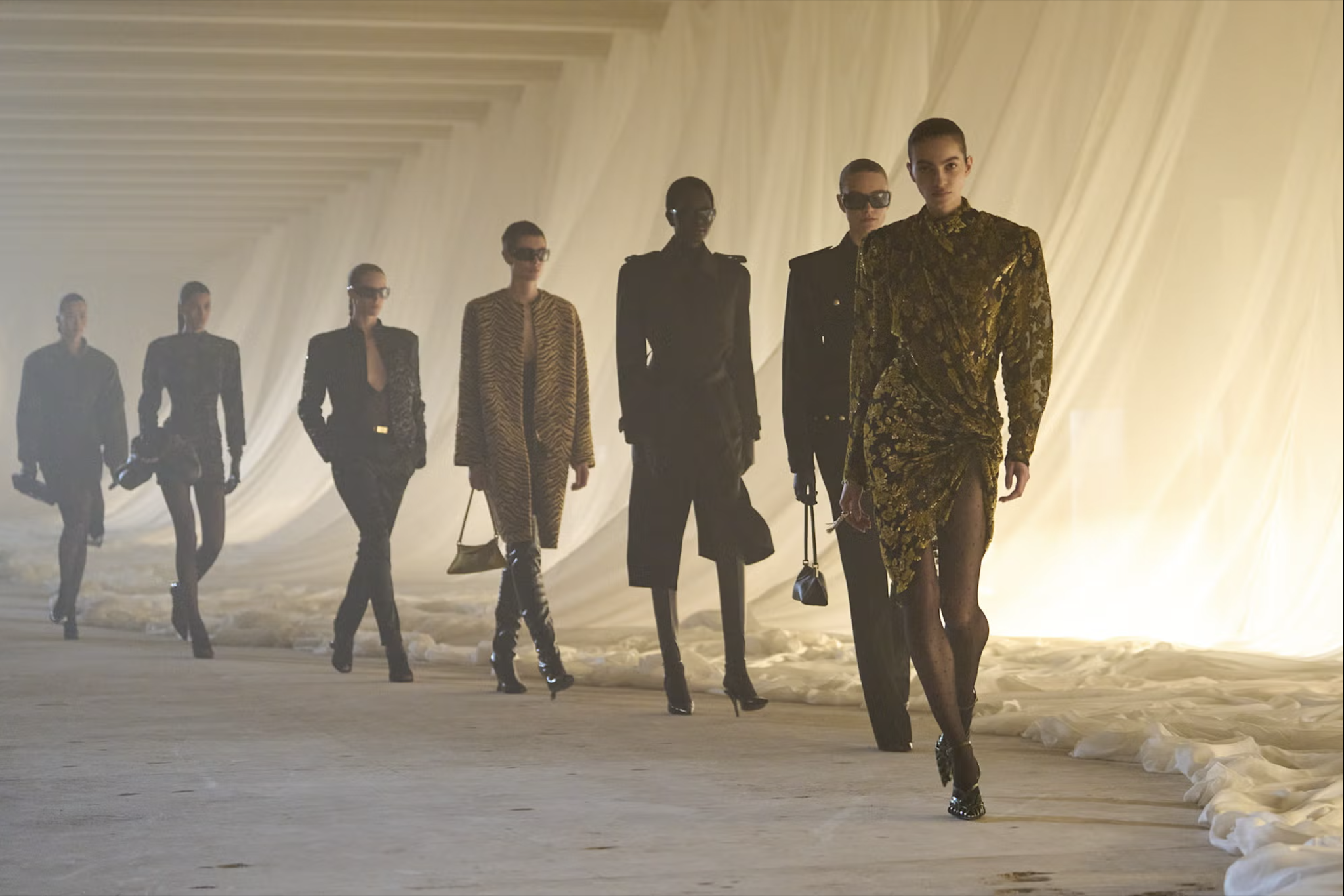 Balmain Thu Đông 2026: Antonin Tron Tái Định Nghĩa Couture Noir