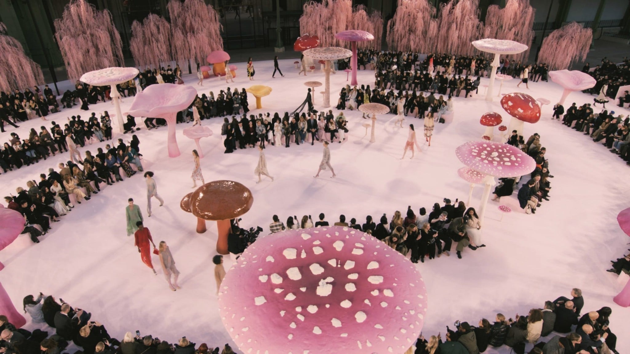 BST Haute Couture 2026: Khi Chanel Bay Bổng Trong Thế Giới Mộng Ảo Của Blazy